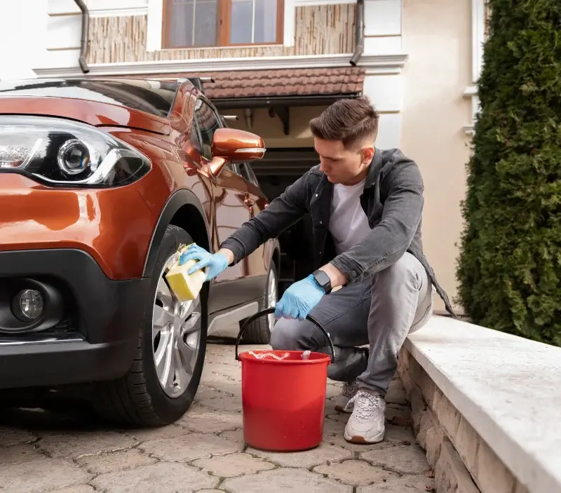 Lavage auto à domicile Theix-Noyalo : professionnel intervenant sur un véhicule